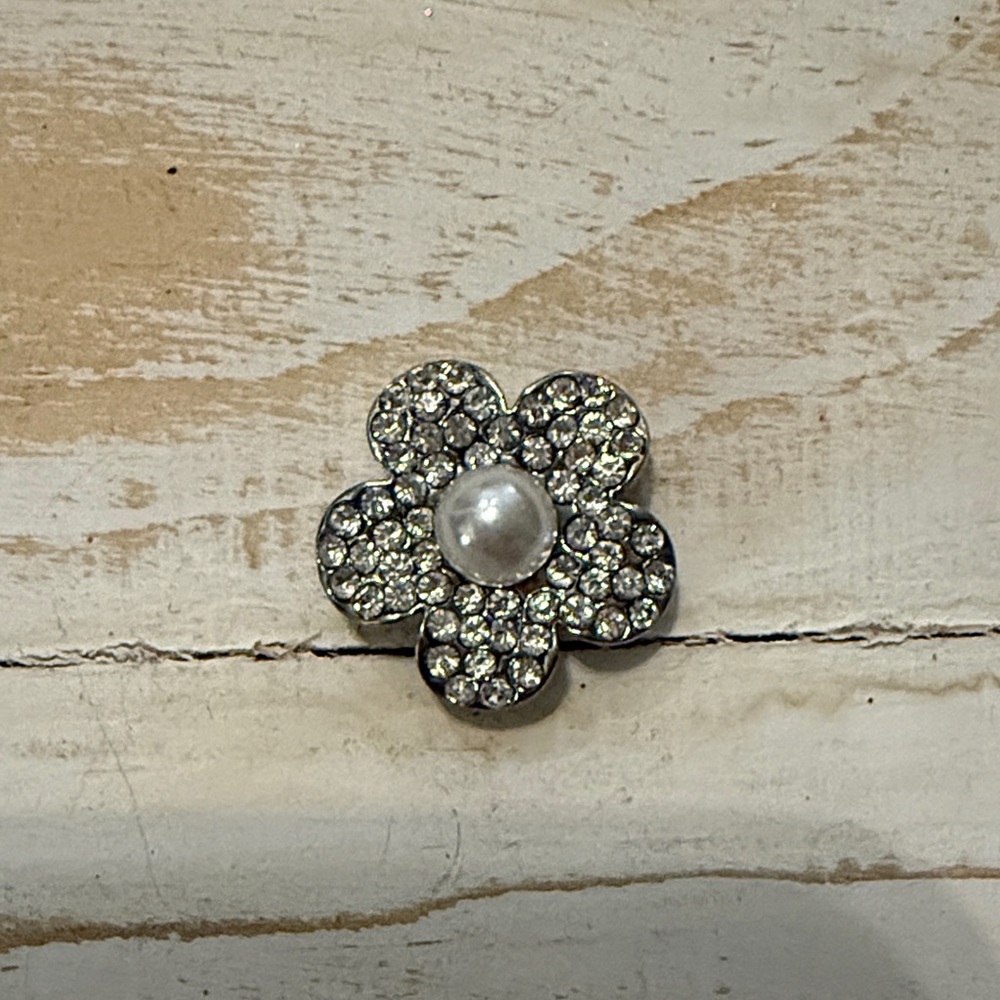 Elegant Silver Flower Ginger Snap with Pearl Center
